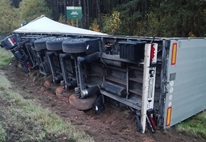 На трассе под Лидой М6 перевернулась фура DAF