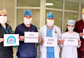 Медики Гродно и Лиды фотографируются с плакатами