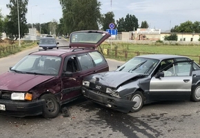 В Лиде на улице Крупской Audi врезался в Volkswagen. Пострадала 23-летняя пассажирка — её доставили в больницу