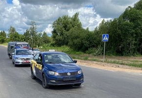 В Лиде автомобиль такси наехал на 11-летнего ребёнка, который переезжал дорогу на самокате