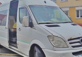 В Лиде проводится проверка пассажирского микроавтобуса, который с многочисленными нарушениями перевозил детей