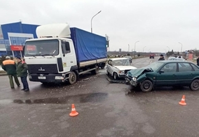 В Лиде в ДТП столкнулись три автомобиля. Есть пострадавшие