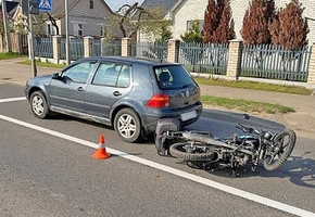 В Лиде мопедист догнал автомобилистку
