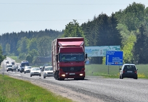 С 25 августа водители должны включать днём ближний свет фар