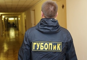 Прибили ножом руку к столу и пытались выкинуть из окна. Против трёх лидчан возбуждены уголовные дела