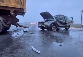 На трассе М6 автомобиль Geely врезался в МАЗ