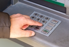 Лидчанин пополнил карт-счёт через банкомат поддельными долларами