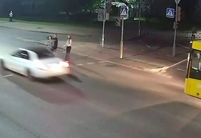 В Лиде на пешеходном переходе водитель чуть не сбил трёх девушек