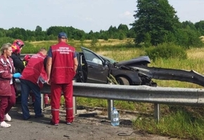 На М6 водитель Volkswagen Passat не справился с управлением и врезался в металлический отбойник. Погибла пассажирка автомобиля