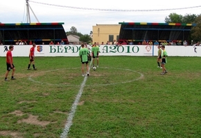 Жители Бердовки за свой счет построили универсальную хоккейную коробку, но ЖКХ уже два года отказывается давать воду для заливки льда (обновлено)