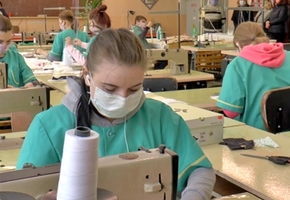 В Лиде учащиеся шьют медицинские маски из марли для предприятий