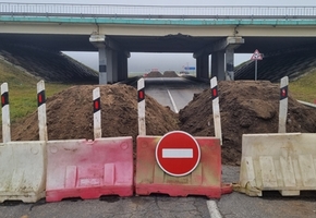 На транспортной развязке трассы М6 в результате ДТП повреждён путепровод. Временно действует схема объезда