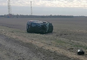 На М6 автомобиль BMW вылетел в кювет и перевернулся. Предполагается, водитель уснул за рулём