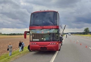 На М6 у автобуса взорвалось колесо, водитель сумел удержать автомобиль на дороге. Прибывшие сотрудники ГАИ оказали помощь