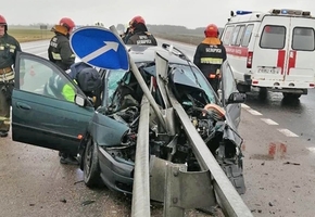 Чудом остался жив. На М6 водитель Toyota не справился с управлением и врезался в металлический разделитель