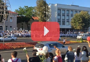 Возле Лидского райисполкома медики проводят мирную акцию против насилия