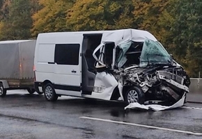 На М6 микроавтобус Opel с прицепом врезался в ГАЗ