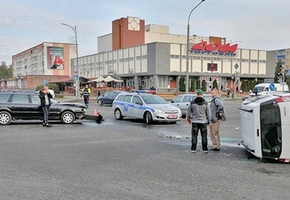 На центральном перекрёстке Лиды Renault проехал на красный и врезался в Audi