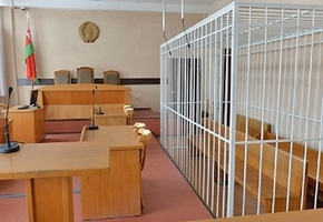 В Лиде нетрезвый мужчина избил женщину тростью за замечание