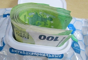 В п/п Бенякони у мужчины изъяли 5000€, которые он пытался скрытно провезти через границу