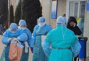 В Лиде возле отделения Белпочты суетились люди в защитных костюмах. Минздрав: это учения