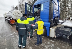 На М6 проходят проверки транспортных средств, перевозящих опасные грузы