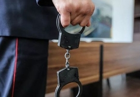 В Лиде мужчина обрил волосы подруге, душил и угрожал ножом. Теперь ему грозит уголовное наказание