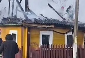 Под Лидой женщина протопила печь, а ведро с горячими углями оставила на веранде — дом сгорел