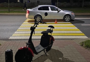 В Лиде на пешеходном переходе водитель Skoda совершил наезд на двигавшегося на СПМ молодого человека