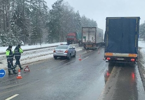 Отбойники на трассе М6 предотвратили трагедию. Возле Лиды сложилась фура