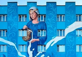 Дзяўчына са збанам малака з’явілася на будынку інтэрната Лідскага малочна-кансервавага камбіната