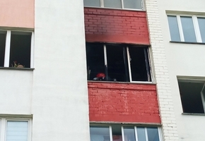 В Лиде в одной из многоэтажек загорелся балкон. Возгорание могло произойти из-за брошенного сверху окурка