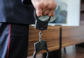 В Лиде в семейном конфликте мужчина подрался с женой и пытался задушить дочь. Возбуждено уголовное дело за угрозу убийством