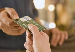 Лидчанин нашёл чужую банковскую карту и воспользовался ей. Теперь ему грозит уголовное наказание