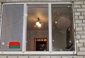 СК: в Лиде расследуется уголовное дело о хулиганстве. Разбито окно с госсимволикой