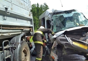 На трассе М6 маршрутка врезалась в МАЗ. Семь пассажиров госпитализированы. Предварительно: водитель буса уснул