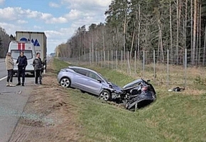 На М6 автомобиль Geely въехал в стоящий на обочине Mazda, который от удара отбросило на пешехода
