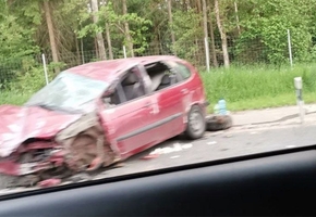 На М6 легковой автомобиль наехал на бетонное разделительное ограждение