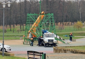 В этом году в микрорайонах города новогодние ели устанавливаться не будут. Главную ёлку размещают на Дожиночной площади