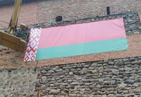 На стену Лидского замка повесили государственный флаг, а вечером — сняли