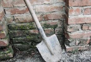 В Вороновском районе возбуждено уголовное дело за нанесение телесных повреждений лопатой по лицу