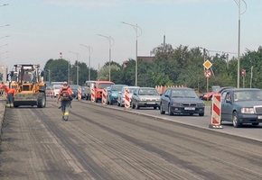 В Лиде на проспекте Победы было частично обновлено дорожное покрытие