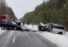 В Лиде Mercedes занесло в мачту освещения. Под Дятлово Volkswagen занесло на встречку в Ford