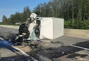 На М6 грузовик Citroеn врезался в попутный трактор