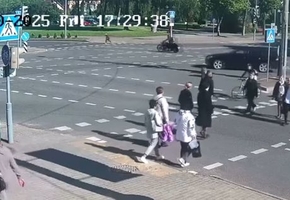 В Лиде ребёнок выбежал на красный свет перед мотоциклом. Водитель успел среагировать, но получил травмы