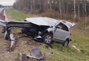 На М6 водитель Hyundai уснул за рулём. Автомобиль проткнуло ограждением. Чудом никто не погиб