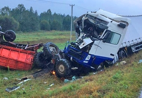 На трассе М6 столкнулись фура и трактор