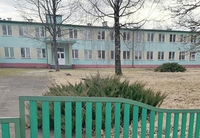 В Лидском районе в 10 км от трассы М6 за 225 рублей продаётся школа