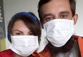 Из-за вируса лидчанин и его подруга не могут покинуть Китай. Они пропустили дату выезда — а за это могут оштрафовать