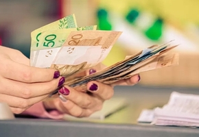 Кассир торговой организации Гродненщины за 8 месяцев работы присвоила из кассы 170000 рублей и проиграла их в онлайн-казино